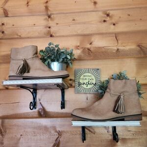 Lucky Brand Gloriana Boots Tan Nubuck‎ Leather Ankle Bootie Tassel Boho Sz 9.5 M